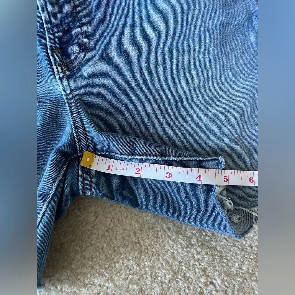 EVERLANE‎ denim hand-cut shorts. Women size 27.